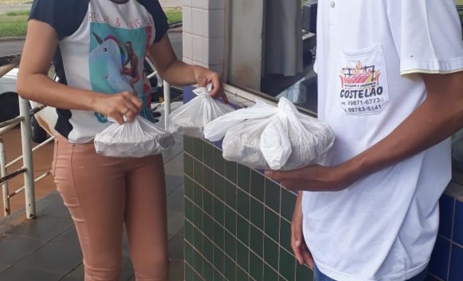 Servidores da Adapar doam alimentos a caminhoneiros