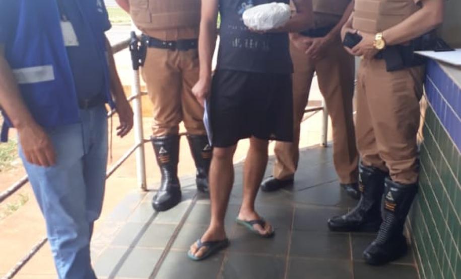 Servidores da Adapar doam alimentos a caminhoneiros