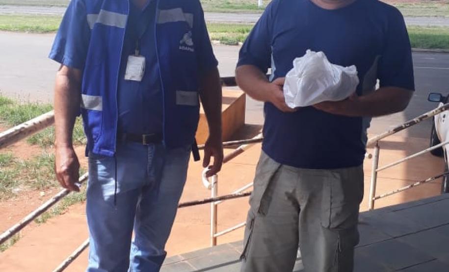 Servidores da Adapar doam alimentos a caminhoneiros