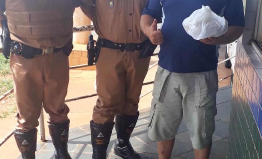 Servidores da Adapar doam alimentos a caminhoneiros