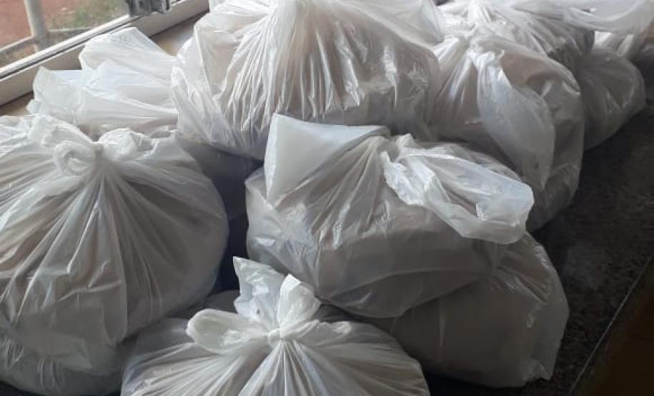 Servidores da Adapar doam alimentos a caminhoneiros