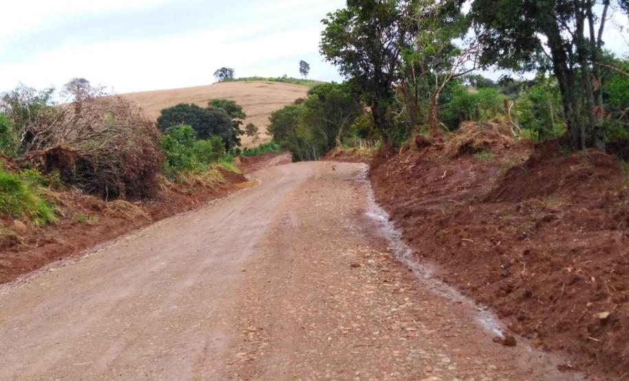 Readequação de estradas rurais beneficia mais de mil famílias