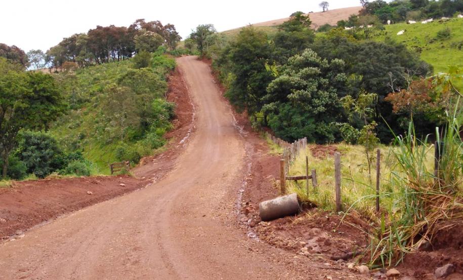 Readequação de estradas rurais beneficia mais de mil famílias