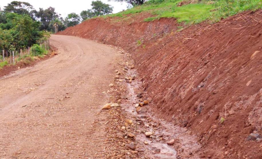 Readequação de estradas rurais beneficia mais de mil famílias