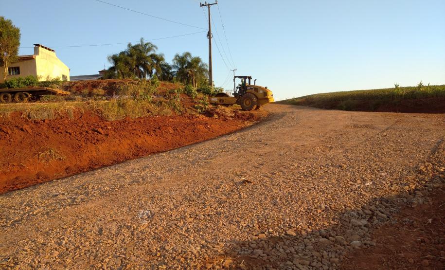 Readequação de estradas rurais beneficia mais de mil famílias