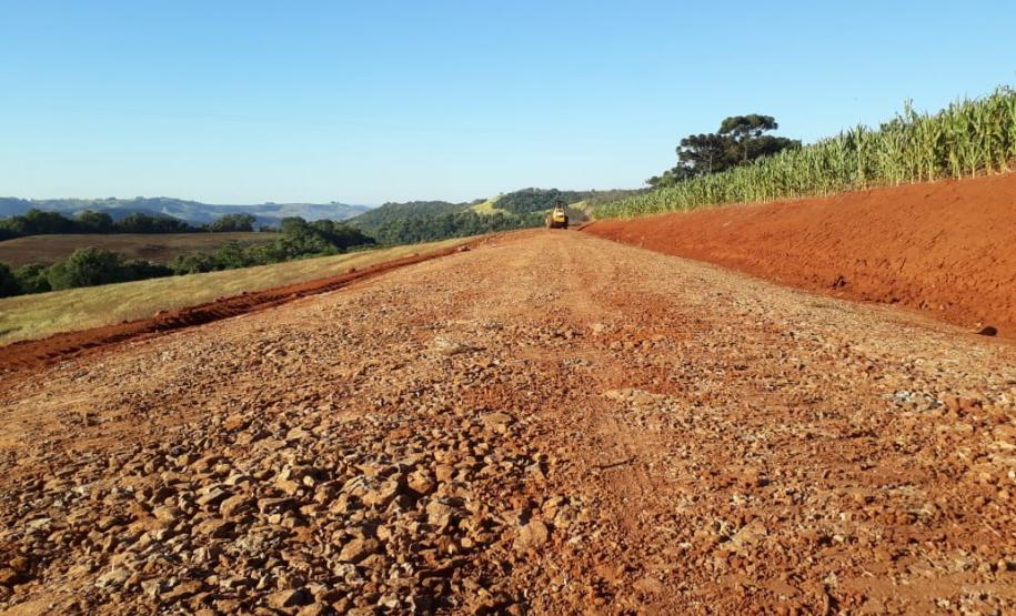 Readequação de estradas rurais beneficia mais de mil famílias