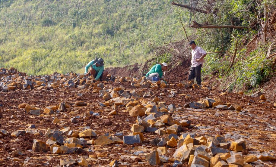 Pavimentação em estradas rurais facilitam a vida da população de Goioxim, no Oeste