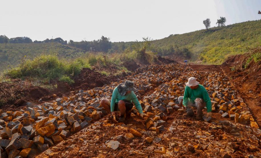 Pavimentação em estradas rurais facilitam a vida da população de Goioxim, no Oeste