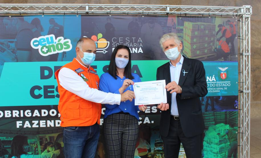 Servidores e parceiros do Sistema de Agricultura doam 11 toneladas de alimentos