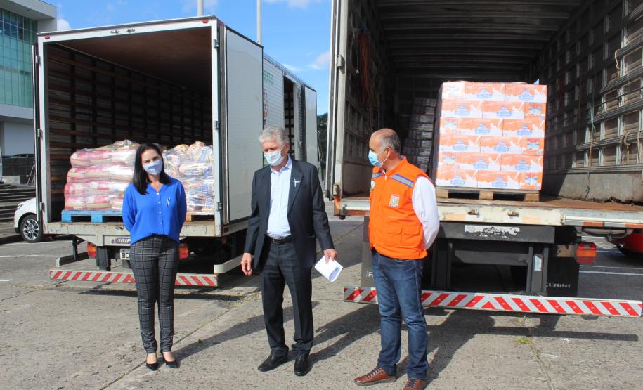 Servidores e parceiros do Sistema de Agricultura doam 11 toneladas de alimentos