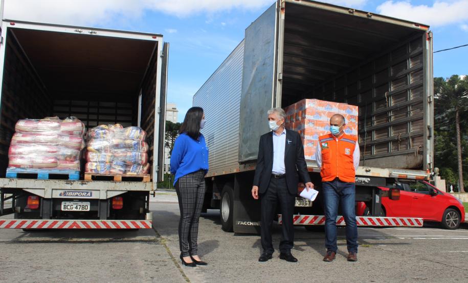 Servidores e parceiros do Sistema de Agricultura doam 11 toneladas de alimentos