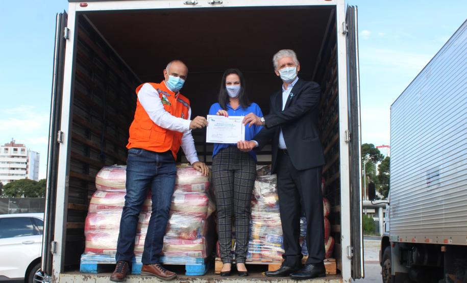 Servidores e parceiros do Sistema de Agricultura doam 11 toneladas de alimentos