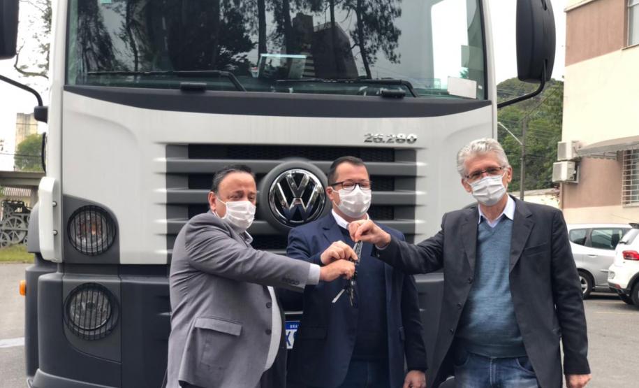 Lapa recebe caminhão para melhorar trafegabilidade de estradas rurais