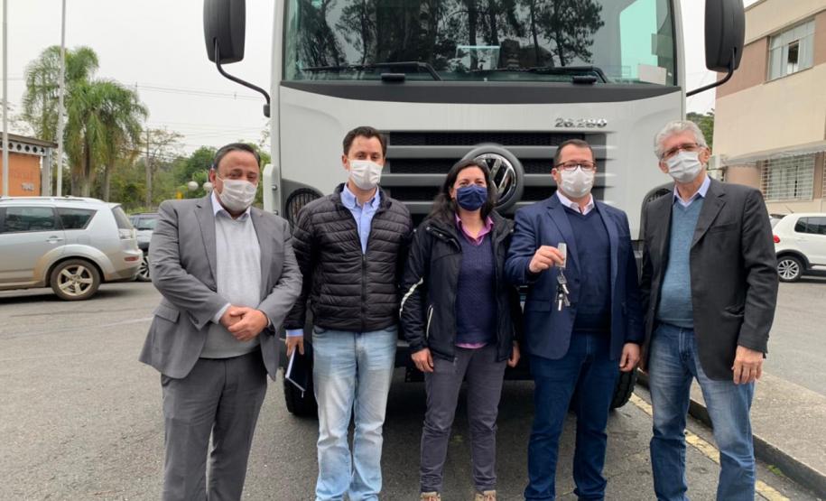 Lapa recebe caminhão para melhorar trafegabilidade de estradas rurais