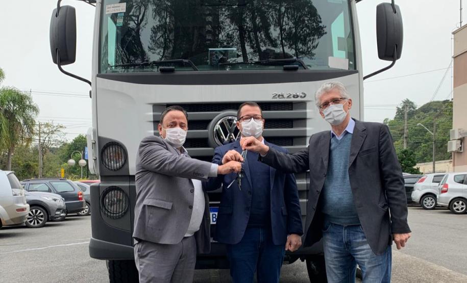 Lapa recebe caminhão para melhorar trafegabilidade de estradas rurais