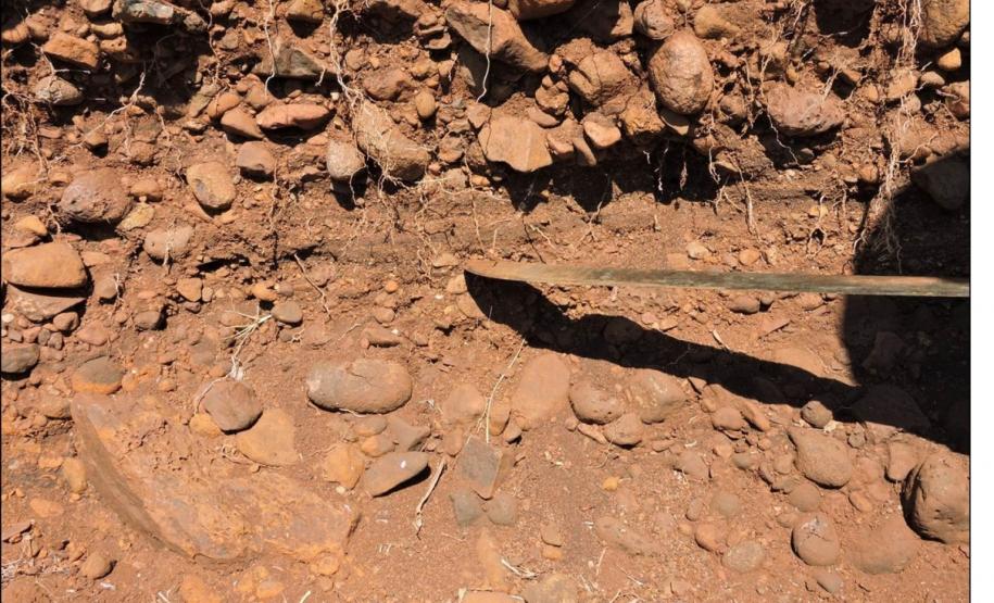 Lente fluvial de fração areia constituída por magnetita.