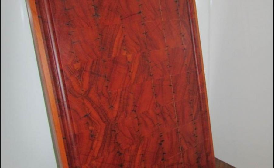 Tonalidade róseo-avermelhada em tábua decarne confeccionada com madeira de peroba-rosa.