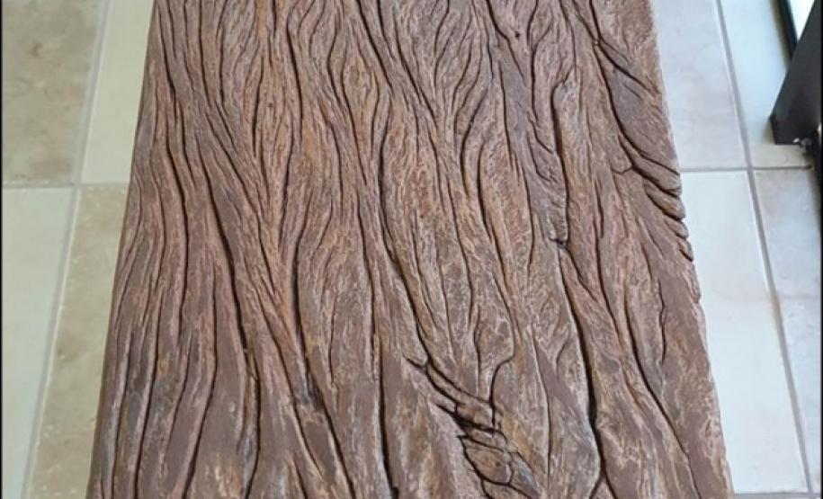 Aparador manufaturado com madeira de antiga ponte de peroba-rosa.