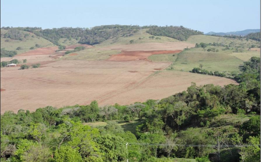 Aspecto de paisagem movimentada - Província Patamarizada - no Subplanalto São Francisco.