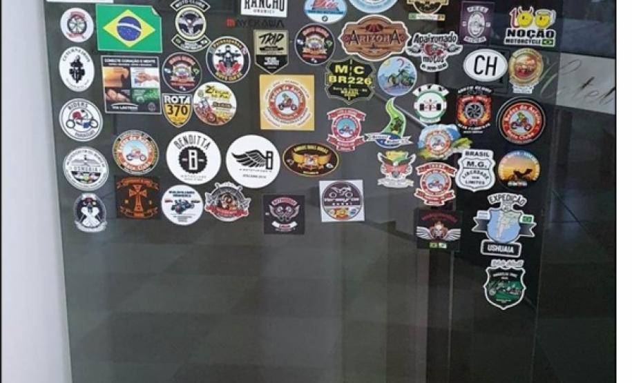 Suporte confeccionado com madeira de antiga ponte de peroba-rosa.