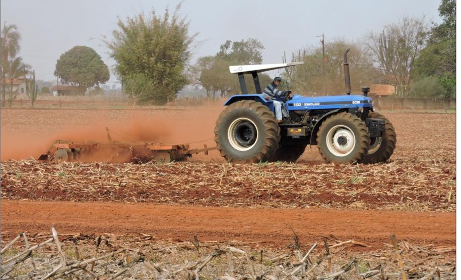 Uso de grade aradora em solo extremamente seco.