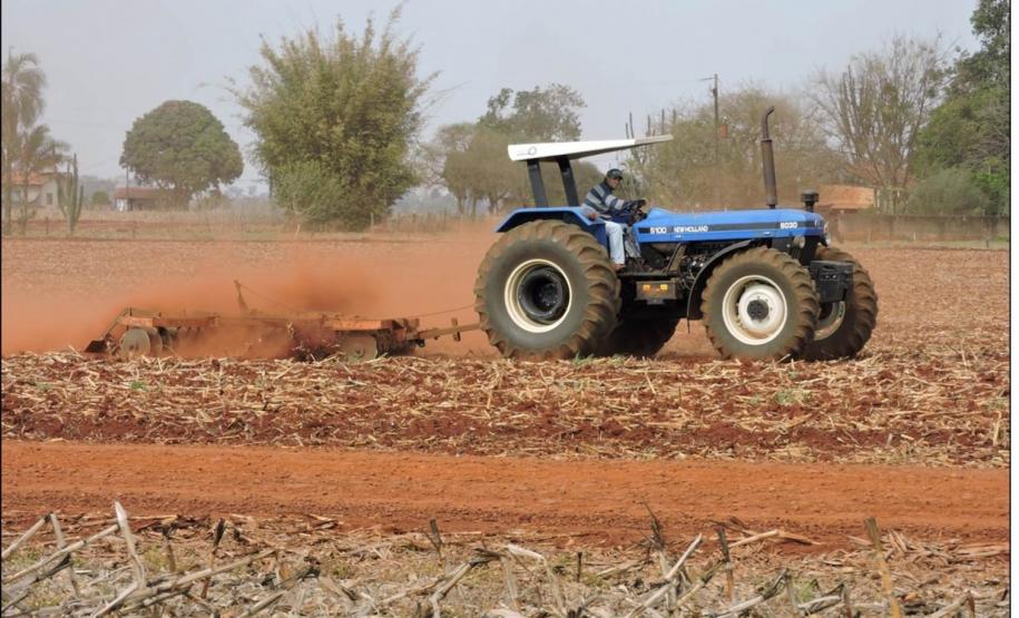 Uso de grade em solo seco.