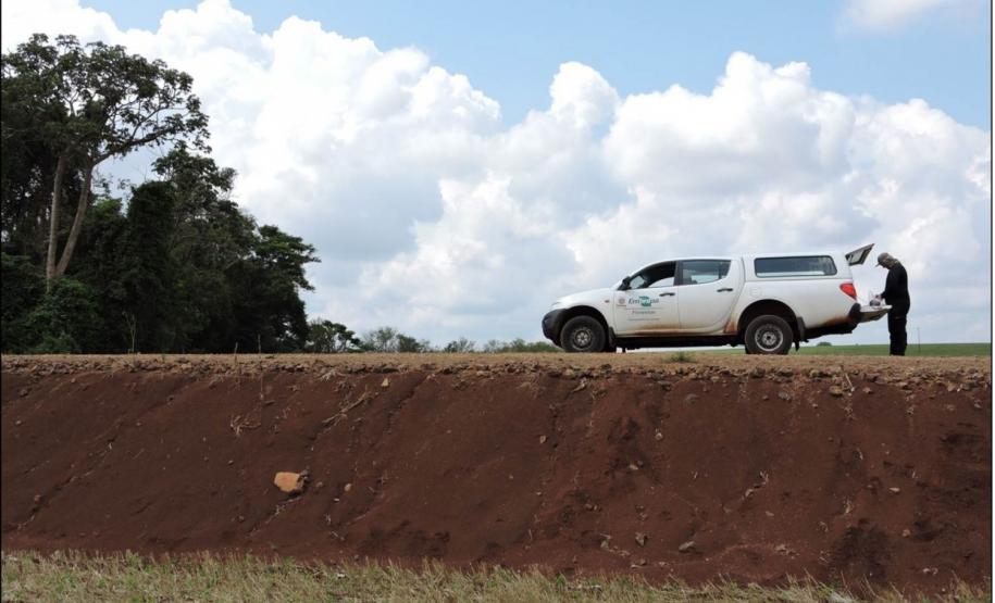 Coleta de solos em área agrícola pela equipe do PronaSolos PR.