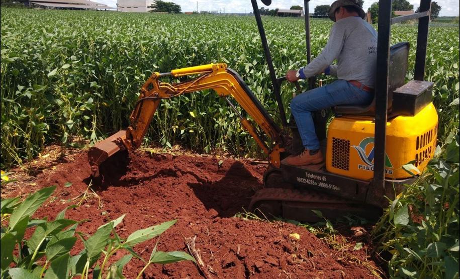 Abertura de perfil em lavoura.