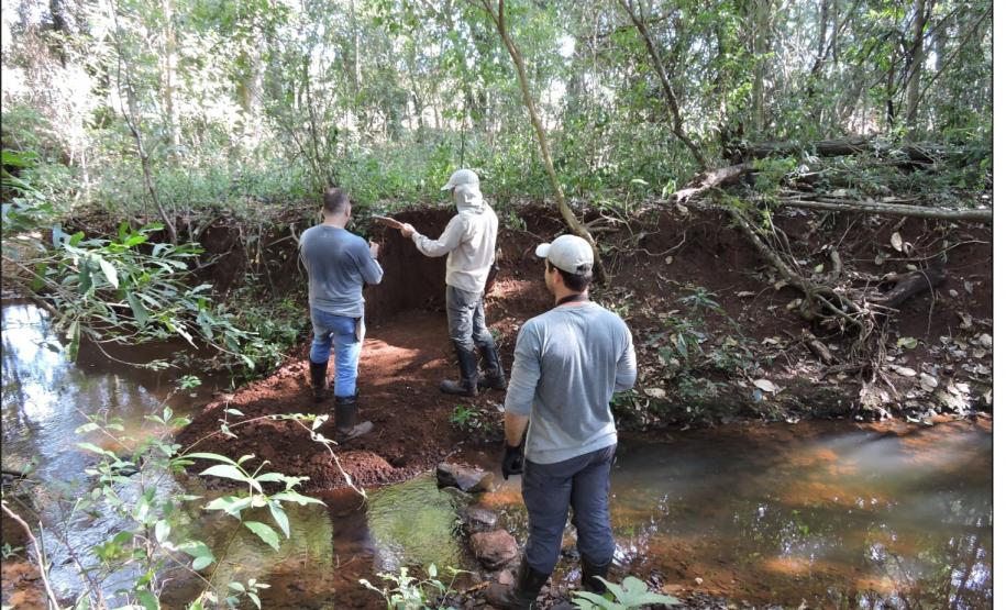Perfil em talude fluvial