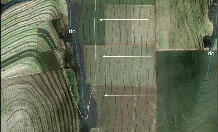 Encosta convexa-retilínea com representação de fluxos hídricos retilinizados.