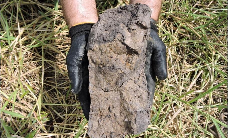 Estrutura forte grande e muito grande prismática angulares e subangulares