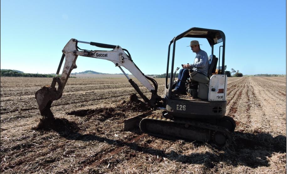 Perfil sendo aberto por máquinas