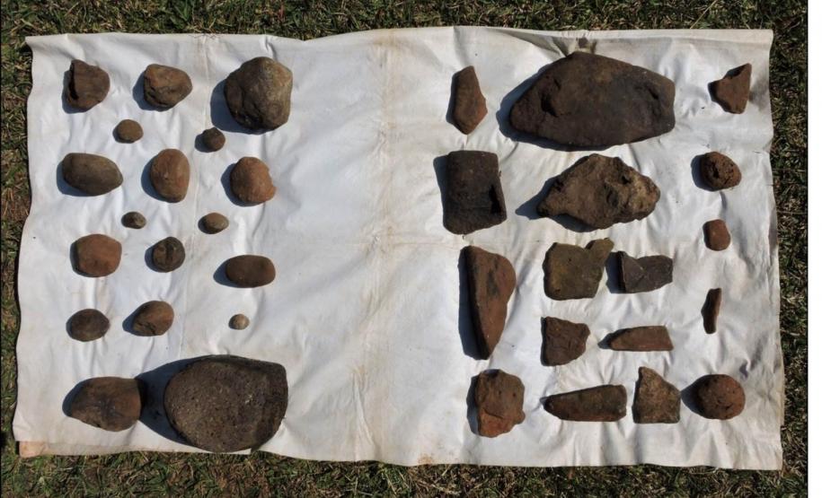 Fragmentos de rochas eruptivas com diferentes formas,tamanhos e graus de angulosidade.