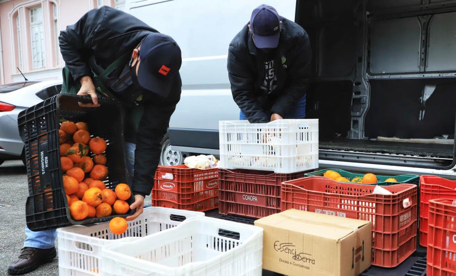 Governo do Estado faz primeira entrega de alimentos do Compra Direta em Curitiba