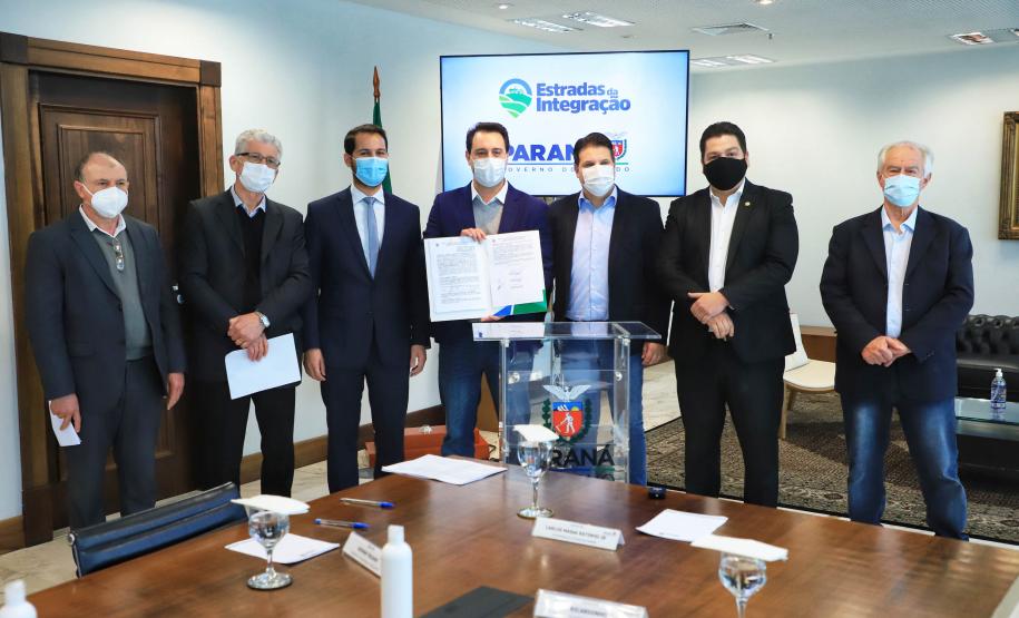 Governo pavimentará estradas rurais de mais 10 municípios; investimento é de R$ 16,9 milhões