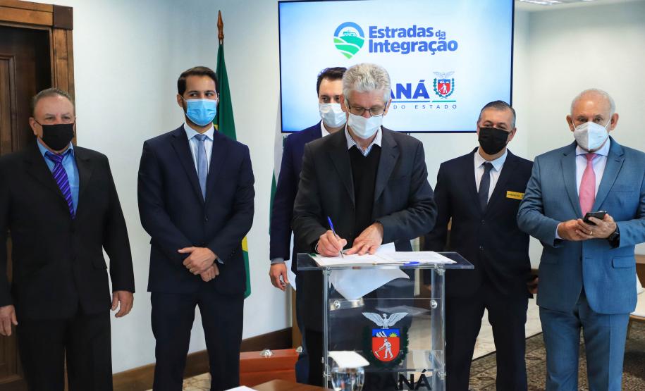 Governo pavimentará estradas rurais de mais 10 municípios; investimento é de R$ 16,9 milhões