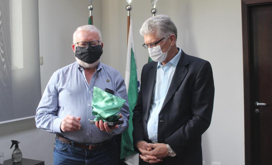 Seab e Adapar recebem "Prêmio Saúde Animal" pelos serviços prestados no Paraná