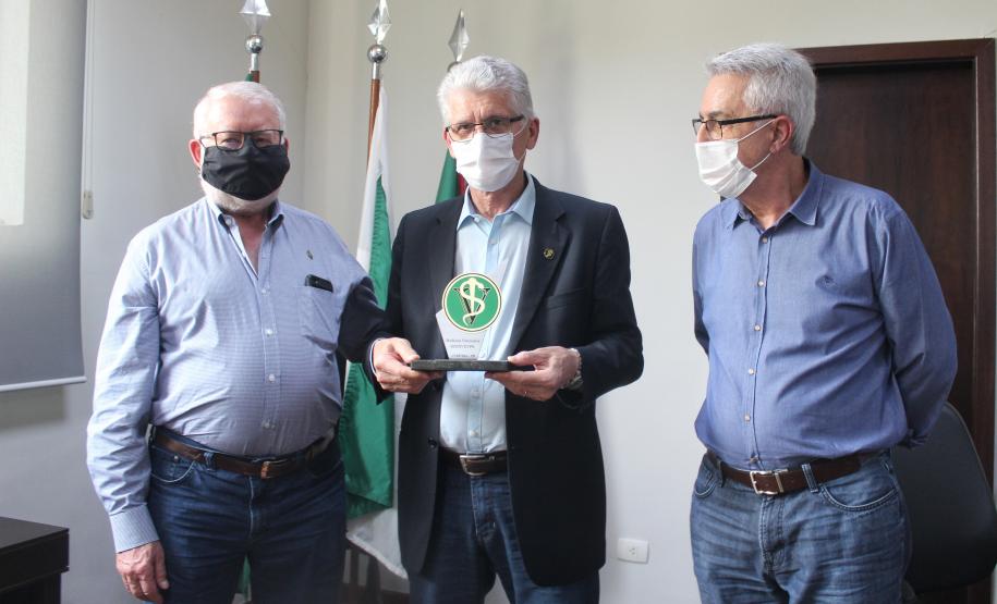 Seab e Adapar recebem "Prêmio Saúde Animal" pelos serviços prestados no Paraná