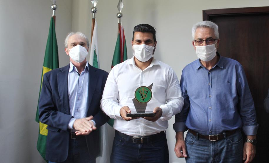 Seab e Adapar recebem "Prêmio Saúde Animal" pelos serviços prestados no Paraná