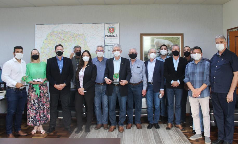 Seab e Adapar recebem "Prêmio Saúde Animal" pelos serviços prestados no Paraná