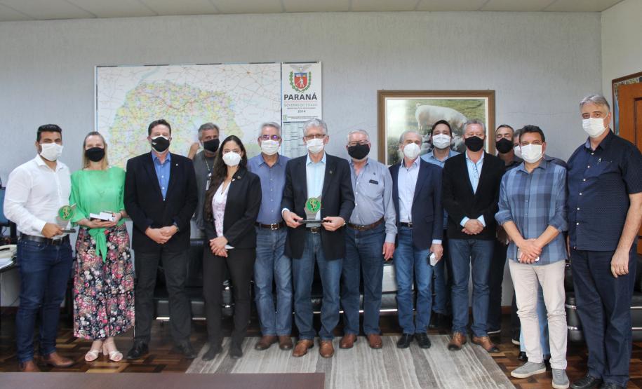 Seab e Adapar recebem "Prêmio Saúde Animal" pelos serviços prestados no Paraná