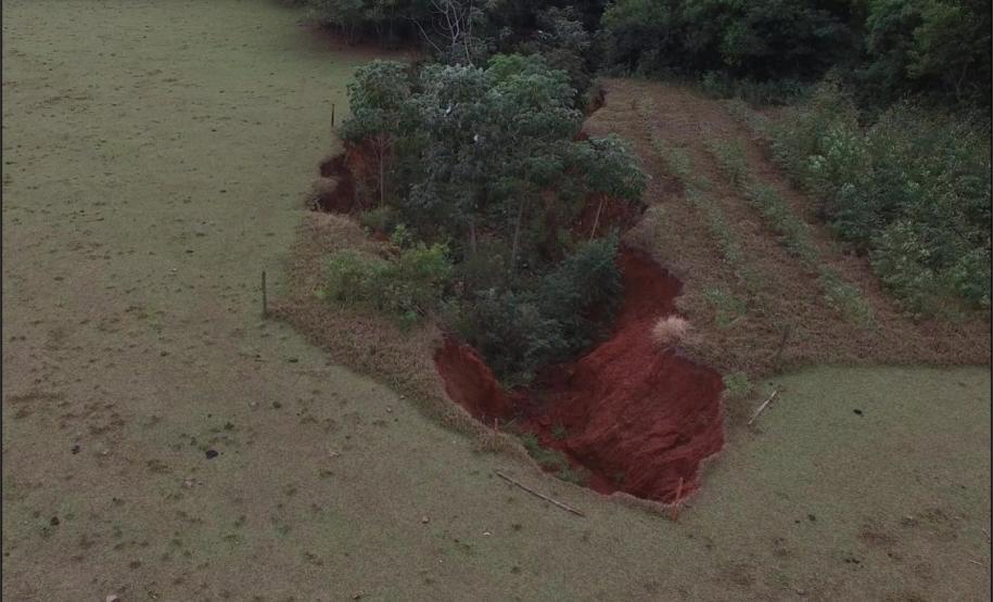 Voçoroca em área de nascente.