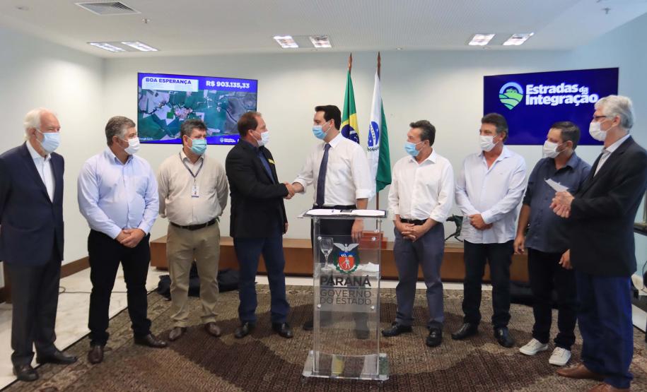 Governador autoriza R$ 10 milhões para pavimentação de estradas rurais em oito municípios