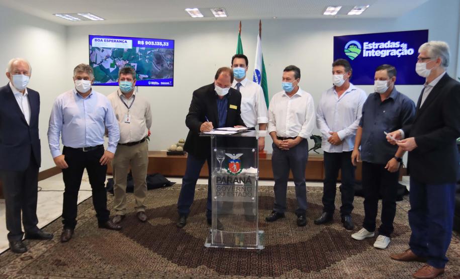 Governador autoriza R$ 10 milhões para pavimentação de estradas rurais em oito municípios