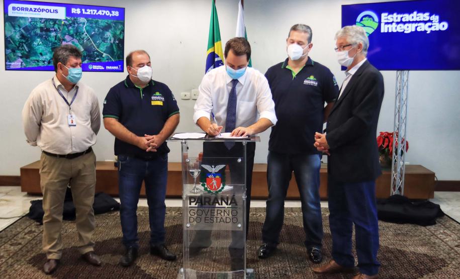 Governador autoriza R$ 10 milhões para pavimentação de estradas rurais em oito municípios