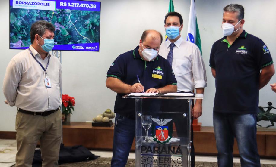 Governador autoriza R$ 10 milhões para pavimentação de estradas rurais em oito municípios