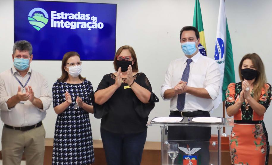 Governador autoriza R$ 10 milhões para pavimentação de estradas rurais em oito municípios