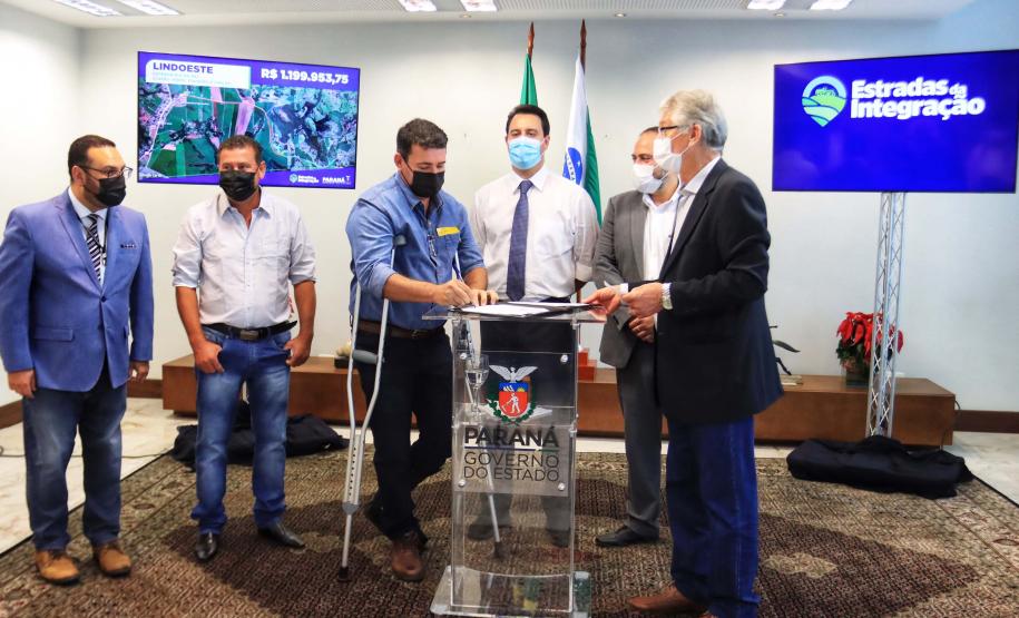 Governador autoriza R$ 10 milhões para pavimentação de estradas rurais em oito municípios