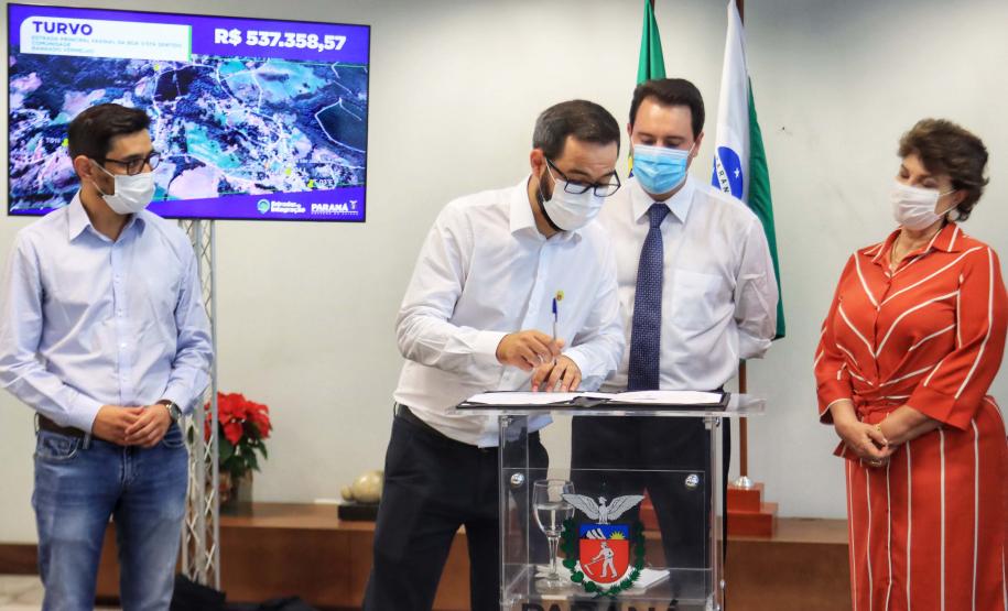 Governador autoriza R$ 10 milhões para pavimentação de estradas rurais em oito municípios