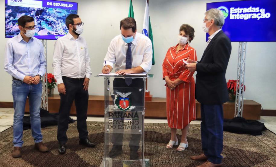 Governador autoriza R$ 10 milhões para pavimentação de estradas rurais em oito municípios